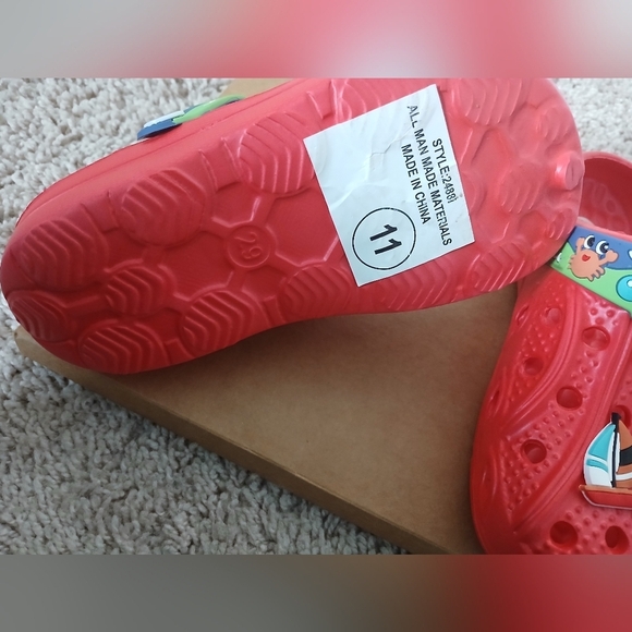 Source Unknown Red Sandals with Perforated Design - Picture 6 of 6